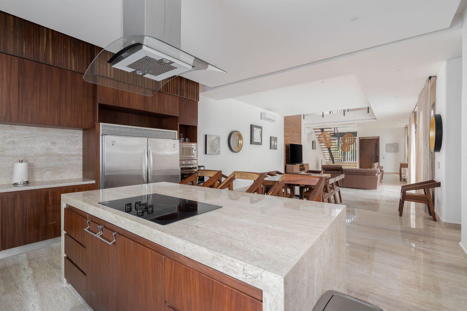 Cocina con isla de mármol e isla central