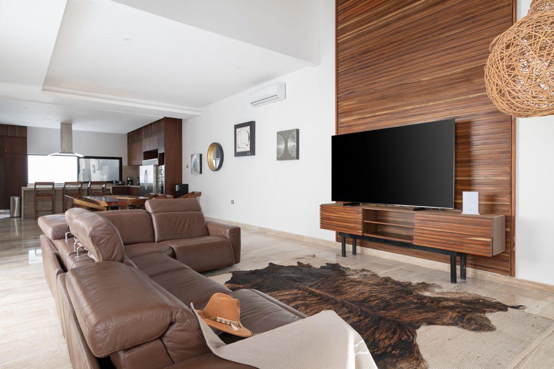 Sala con muro de tzalam y travertino